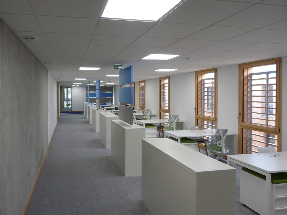 Espace de bureau open space moderne et vide, disposé en longueur