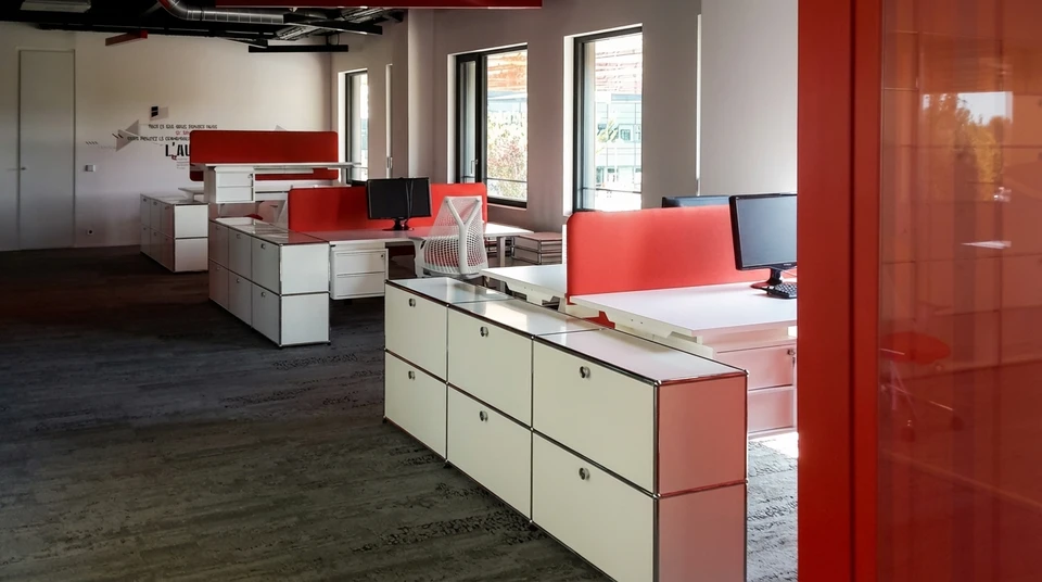 Espace de travail open-space moderne, vide, lumineux