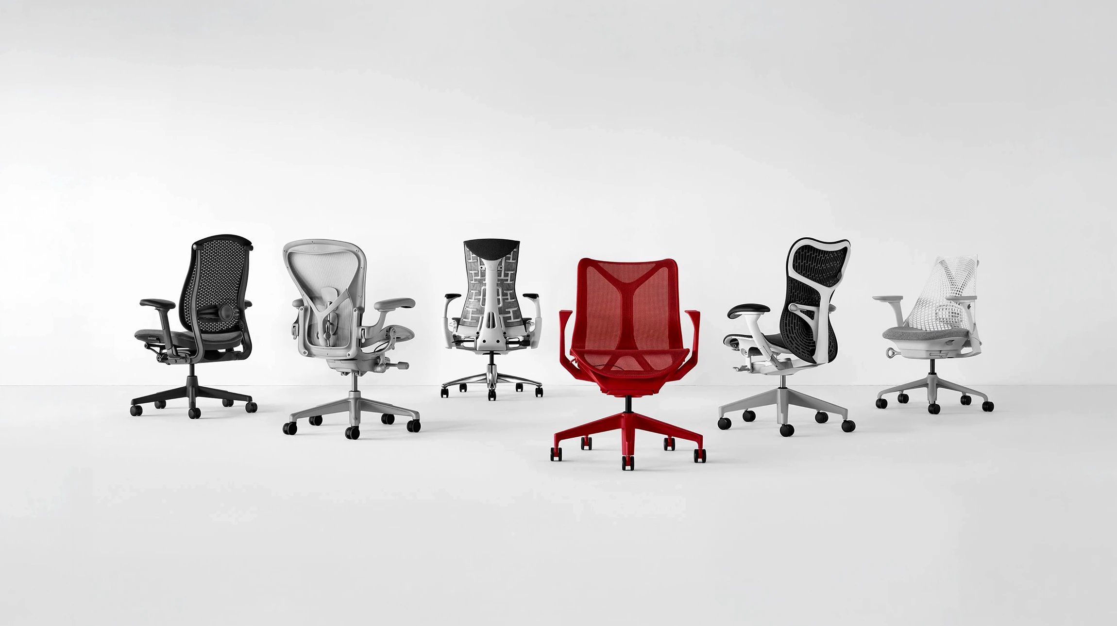 Six chaises de bureau ergonomiques alignées sur fond blanc épuré