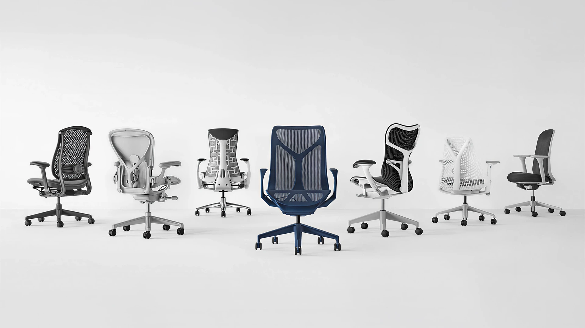 Photographie en gros plan d'une chaise ergonomique de bureau haut de gamme, modèle reconnaissable (type Herman Miller Aeron ou Embody), présentée de trois-quarts sur fond blanc épuré et neutre. La chaise doit afficher ses caractéristiques ergonomiques distinctives : dossier résille mesh tensionné, accoudoirs réglables, base pentapode chromée avec roulettes multidirectionnelles, mécanisme d'inclinaison lombaire visible. L'éclairage doit être professionnel et uniforme pour mettre en valeur les détails techniques et la qualité du produit, incarnant le positionnement premium et spécialisé d'ErgoSiège.