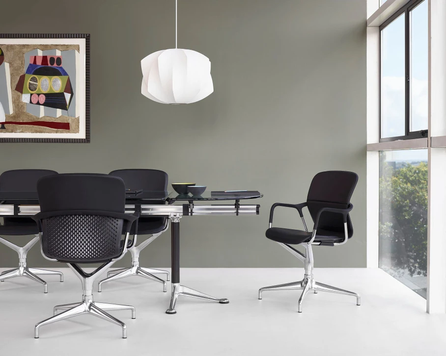 Six chaises de bureau ergonomiques alignées sur fond blanc épuré
