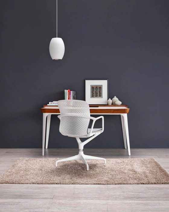 Bureau professionnel moderne, lumière naturelle, murs bleu clair