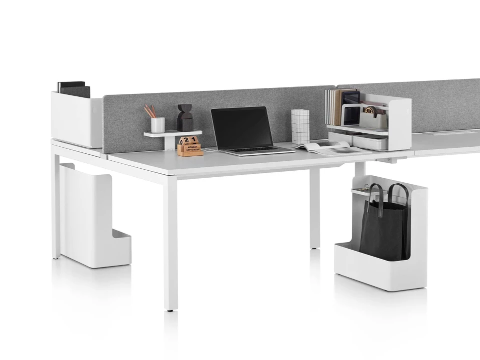 Six chaises de bureau ergonomiques alignées sur fond blanc épuré